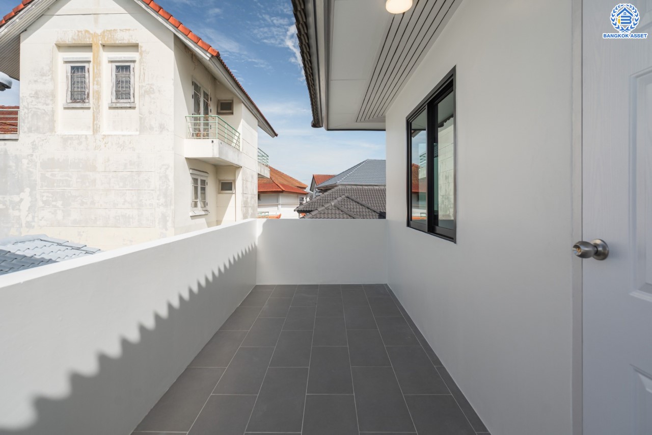 คฤหาสน์หลังใหญ่ตกแต่งใหม่ ม.บ้านสวนดอกไม้ ปิ่นเกล้า ดีไซน์สุด Luxury เนื้อที่ 154.5 ตร.ว. บนพื้นที่ใช้สอยถึง 435 ตร.ม. ฟังก์ชันจัดเต็ม 5 ห้องนอน 6 ห้องน้ำ 1 ห้องแม่บ้าน 2 ห้องอเนกประสงค์ (มีเรือนรับรองด้านข้าง พร้อมห้องน้ำในตัว) จอดรถได้ถึง 4 คัน บนทำเลเชื่อมต่อเมืองอย่างรวดเร็ว ใกล้ทางคู่ขนานลอยฟ้าบรมราชชนนี ทางด่วน "กาญจนาภิเษก" ม.มหิดล และเซ็นทรัลปิ่นเกล้า